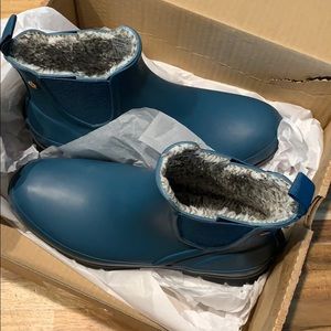 NWT BOGS Amanda plush slipp on boots